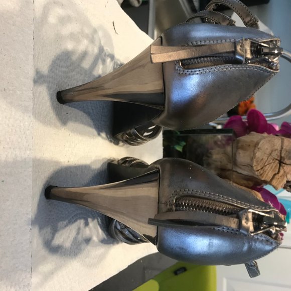 MARC FISHER SILVER HEELS - Picture 5 of 7